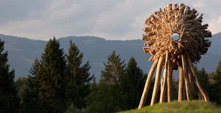 L’arte contemporanea nei boschi della Val di Sella