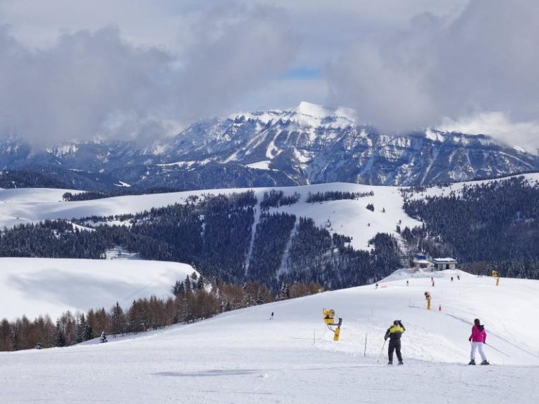 Sciatori sulle piste da sci in Broncon